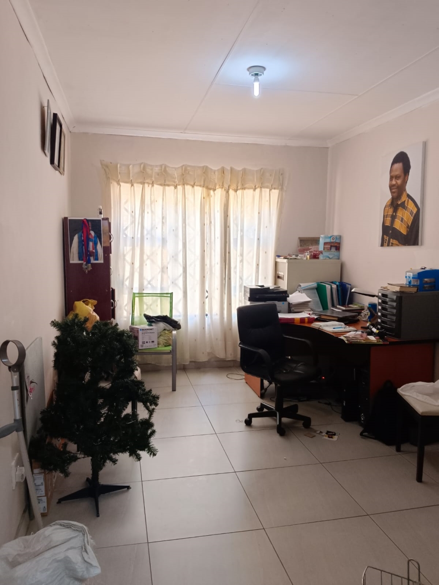 6 Bedroom Property for Sale in Flamwood North West
